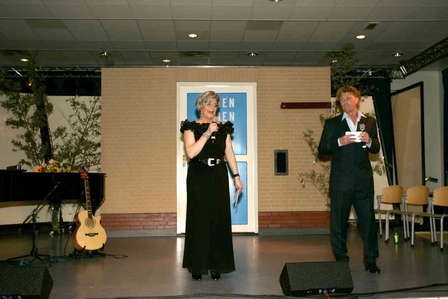 Mia en Thijs nemen de presentatie van Veroni over.